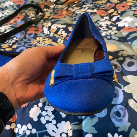 Cute blue flats with gold accents. 9 1/2 Wide - Picture 4 of 5
